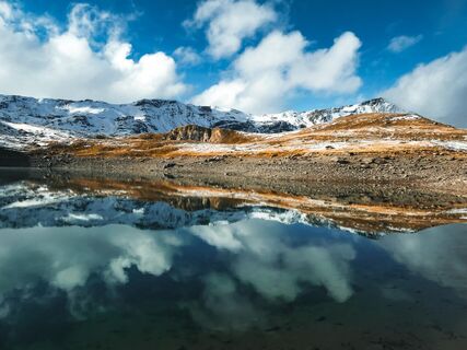 Saint-Marguerite-Seen mit Blick auf das Massiv der Sarrasins