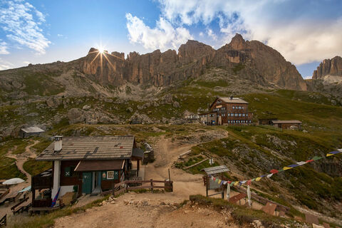[ Dolomiten, Rosengarten ] | Tag 1 | Bei der Rotwandhütte / Rifugio Roda di Vael, 2.283m; Sonnenuntergang hinter Majare und Rotwand