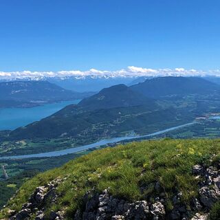 Blick auf die Rhône, den Lac du Bourget und das Belledone-Massiv von der Roche de Chanduraz aus