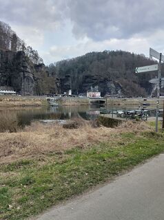 Fotografija s spletne strani Januar Y na poti