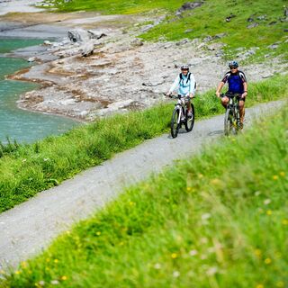 Biken entlang des Lag da Pingiu