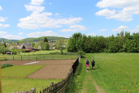 Wanderer erreichen das Orkedorf Medelon