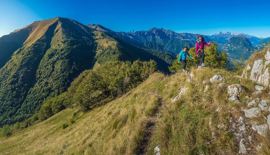 Der Pfad auf dem Kamm zwischen dem Gardasee und dem Ledrotal
