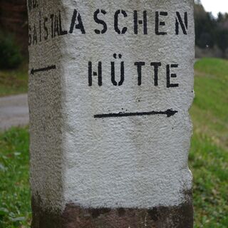 Die historischen Wegweiser führen uns zur Aschenhütte