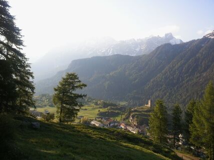 Oberhalb von Ardez mit Blick auf die Ruine Steinsberg.