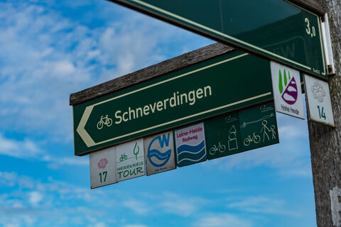 Wegweiser im Naturschutzgebiet