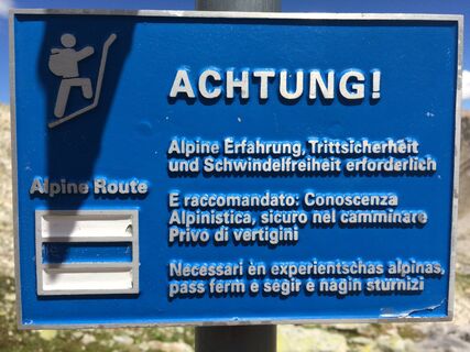 Weiss-blau-weiss markierter Weg