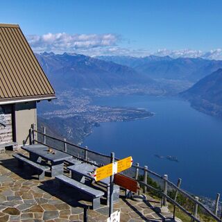 Die Capanna Al Legn und der wundervolle Ausblick auf den Lago Maggiore.