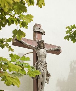 Kreuz vor der Wolfgangskapelle auf dem Thurner