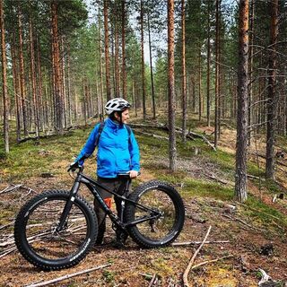Fatbikes im typischen Kiefernwald in Kuusamo