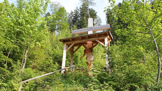 Station am Besinnungsweg - Ein Kreuz, das man annimmt, hat Flügel, ein Kreuz, das man ablehnt, ist doppelt schwer.