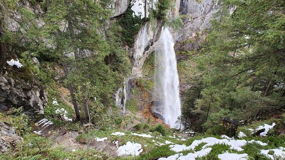 0.2 km Links: Blick auf den Waserfall