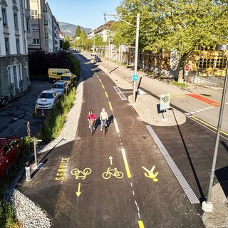 Entlang des Freigleises, dem früheren Bahntrassee der Zentralbahn