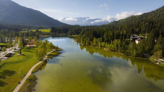 Wildsee im Frühling bei Morgenstimmung - Drohnenaufnahme Seepromenade.jpg