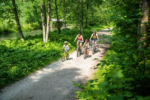 Familie entlang der Tiebeltour