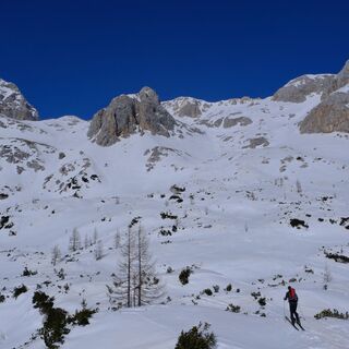 Weiter steigen wir durch die Rinne auf, rechts des markanten Vrh Snežne konte in der Bildmitte. Links oben sehen wir den Gipfel des Triglav.