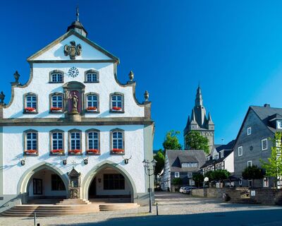 Rathaus Brilon mit Propsteikirche