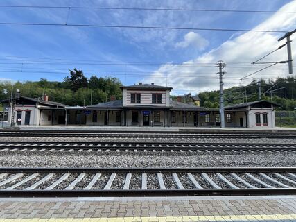 Start beim Bahnhof Rekawinkel. Vorbildlich renoviert, mit belifteter Unterführung