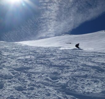 Bei solchen Schnee- und Lawinenbedingungen ist die Abfahrt über die Nordflanke natürlich ein absolutes Vergnügen