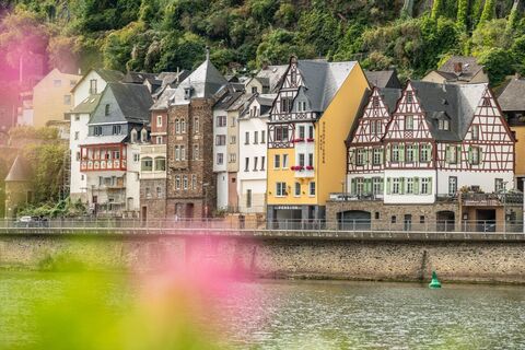 Häuser am Moselufer neben dem Mosel-Radweg bei Cochem