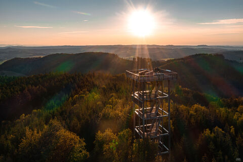 Foto Tourismus Hausruckwald/Freund der Berge: Der Aussichtturm G?belberg im Hausruckwald bei Sonnenschein.
