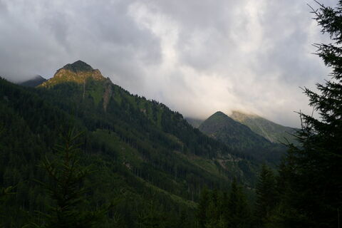 Restnebel und die ersten Sonnenstrahlen zieren die Bergspitzen