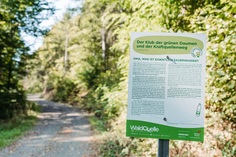 Waldquelle Infotafeln erzählen spannende Fakten zur Entstehung von Mineralwasser, zur Natur und Besonderheiten der Region.