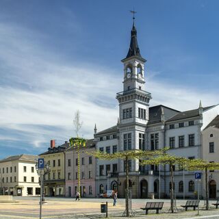 Oelsnitz Marktplatz mit Rathaus