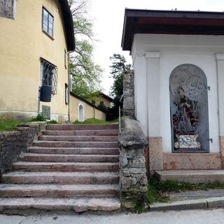 Der letzte Teil einer barocken Prunkstiege, die in das Augustinerkloster führte. Auf der Anhöhe steht heute das Halleiner Gymnasium.