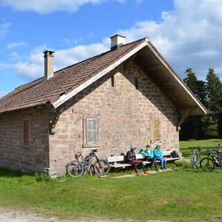 Auf unserer Tour passieren wir die Kreuzlehütte die zur Rast einlädt.