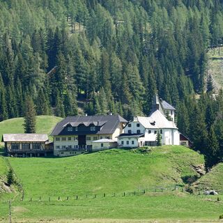 Kirche mit dem ehemaligen Hospiz
