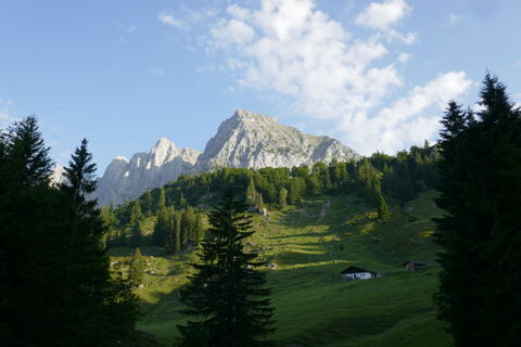Granderalm mit Ackerlspitze links und Maukspitze rechts