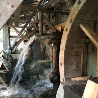Das neu gebaute Mühlrad und der Wasserzufluss