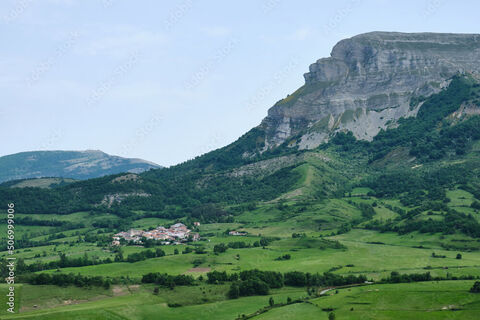 Der Berg Beriain. Auf seinem Gipfel befindet sich die Einsiedelei San Donato, die wir auf dieser Route besteigen werden.