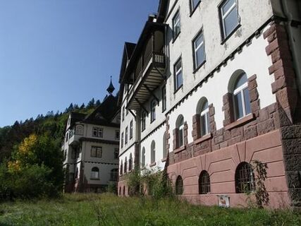Das ehemalige Lungensanatorium Charlottenhöhe liegt einsam im Wald.