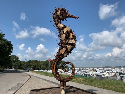 Skulptur Seepferdchen kurz vor dem Startpunkt zum terrainkurweg "Grüne Mitte" in Dangast