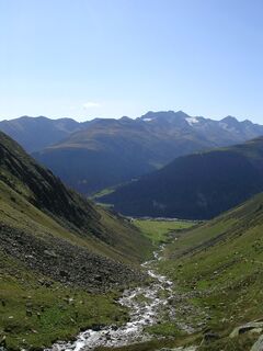 Blick ins Tal von Bauns im Val Strem