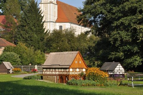 Umgebinde-Häuselpark an Deutschlands größter Dorfkirche in Cunewalde