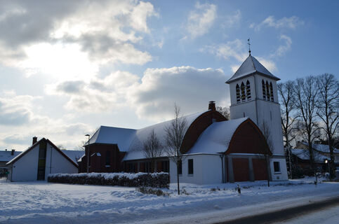 Verschneite St-Achatius-Kirche im Ortsteil Stukenbrock-Senne in Schloß Holte-Stukenbrock