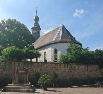 Dorfplatz und Kirche in Böchingen