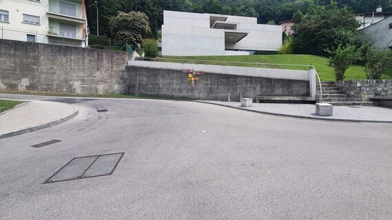 Links hinauf in Carabbia