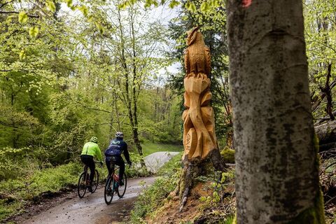 Holzskulpturen bei Illingen-Schützingen