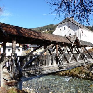 Im Ort Kleinarl wechselt der Weg zum Jägersee über diese schöne Holzbrücke die Bachseite.