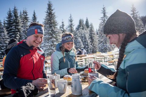 Zünftige Jause auf der Zeishofalm nach der Skitour Kornbrand