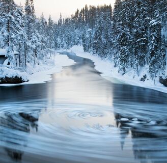 Myllykoski-Teich entlang des Wanderwegs Pieni Karhunkierros im Oulanka-Nationalpark, Ruka-Kuusamo, Lappland, Finnland