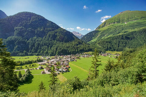 Ausblick von der Ebene hinunter nach Steeg