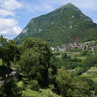 Die alte Straße nach Pranzo, im Hintergrund der Monte Misone und das Dorf Canale di Tenno