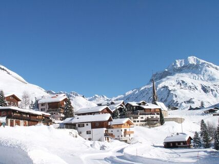 St. Antoenien mit Bick auf den Schollberg