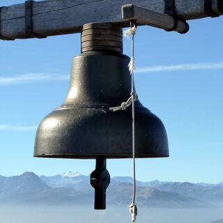 Die berühmte Gerzkopf-Glocke am Gipfelplateau läutet den Abstieg nach Lungötz ein.