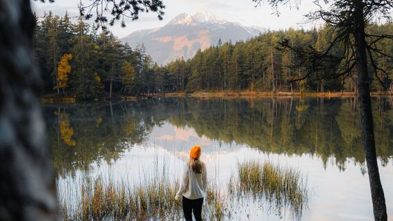 Herbst am Möserer See - Frau am Ufer (Edit 2).jpg